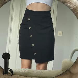 Svart kjol med knappdetaljer från Sisters point🖤  Köpare står för frakt, Skriv privat vid fler frågor🖤🖤