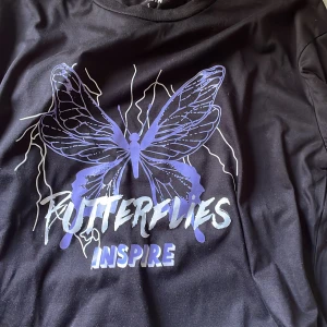 Svart T-shirt  - Fin tshirt ifrån Shein som bara inte kommer till användning💕 fint material och inga fel på, men inte min stil. Oversized, skulle mer säga M-L än en S. Hör av er vid frågor eller direkt köp💗