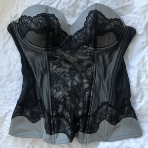 Korsett från h&m - Säljer denna super snygga korsett från h&m💙💙 passar en b/c kupa.