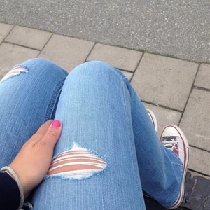 Hollister Bootcut Jeans - ljusblå - Hollister Bootcut Jeans i fint skick! Ljusblå i färgen, med låg midja och lite slitningar. Färgen på bild 1&3 är mer likt verkligeheten. Storlek W26 L33. Frakt ingår inte i priset. Går att samfrakta. 🌸