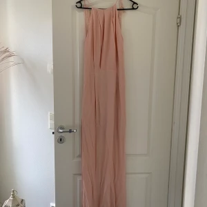 Samsoe samsoe klänning med djup spetsrygg  - En knappt använd samsoe samsoe klänning med djup & öppen spetsrygg. Spännet på översidan av ryggen har gått av men är enkel att sy dit igen. ord. pris 1200kr