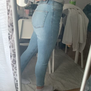 Ljusblåa jeans - Säljer nu dessa jeans som var en av favoriter innan, de är i väldigt fint skick! Säljer pga av att jag använder inte tajta jeans längre. Storlek S men även dessa är stretchiga, särskilt i midjan där jag kan ha svårt att hitta jeans som passar💓Skriv vid frågor!