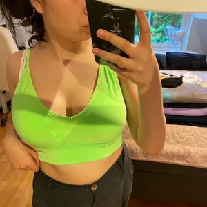 Topp - En neon grön topp från vero mode som bara legat i min garderob helt oanvänd💚. Sitter jättefint på en och passar perfekt inför sommaren🥰