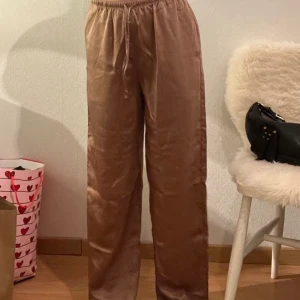 Satin byxor - Köpta på Uniqlo, helt oanvända. Testade de en gång och kände att de inte passade mig. 