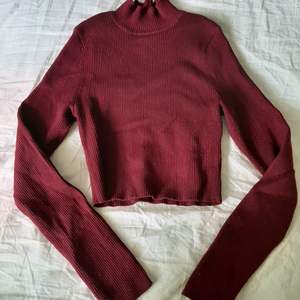 Garderobs rensning. Röd långärmad turtleneck tröja från H&M i storlek S. Vinröd och ganska kort vid magen, speciellt om man har större bröst.