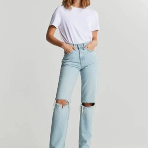 90s tall jeans  - Jeans från Gina tricot i modellen 90s high waist. Helt oanvända/nyskick i storlek 36. Slutsålda och köpta för 599kr. Jag säljer dom på grund av att de inte kommer till använding och inte riktigt passar min klädstil. Köparen står för frakten🥰