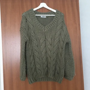 Kläder  - En fin och varm tröja som är perfekt och ha på kvällen  Ett par sommar byxor , jätte sköna  Använda men inte så många gånger  100 kr för alla 