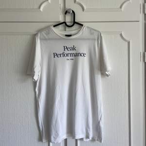 Säljer denna superfina t-shirt från peak! Säljer den pga att den inte kom till användning så som jag ville!