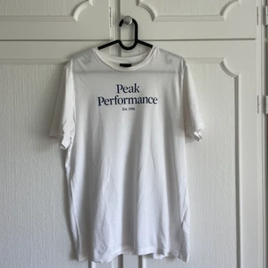 Peak performance t-shirt - Säljer denna superfina t-shirt från peak! Säljer den pga att den inte kom till användning så som jag ville!