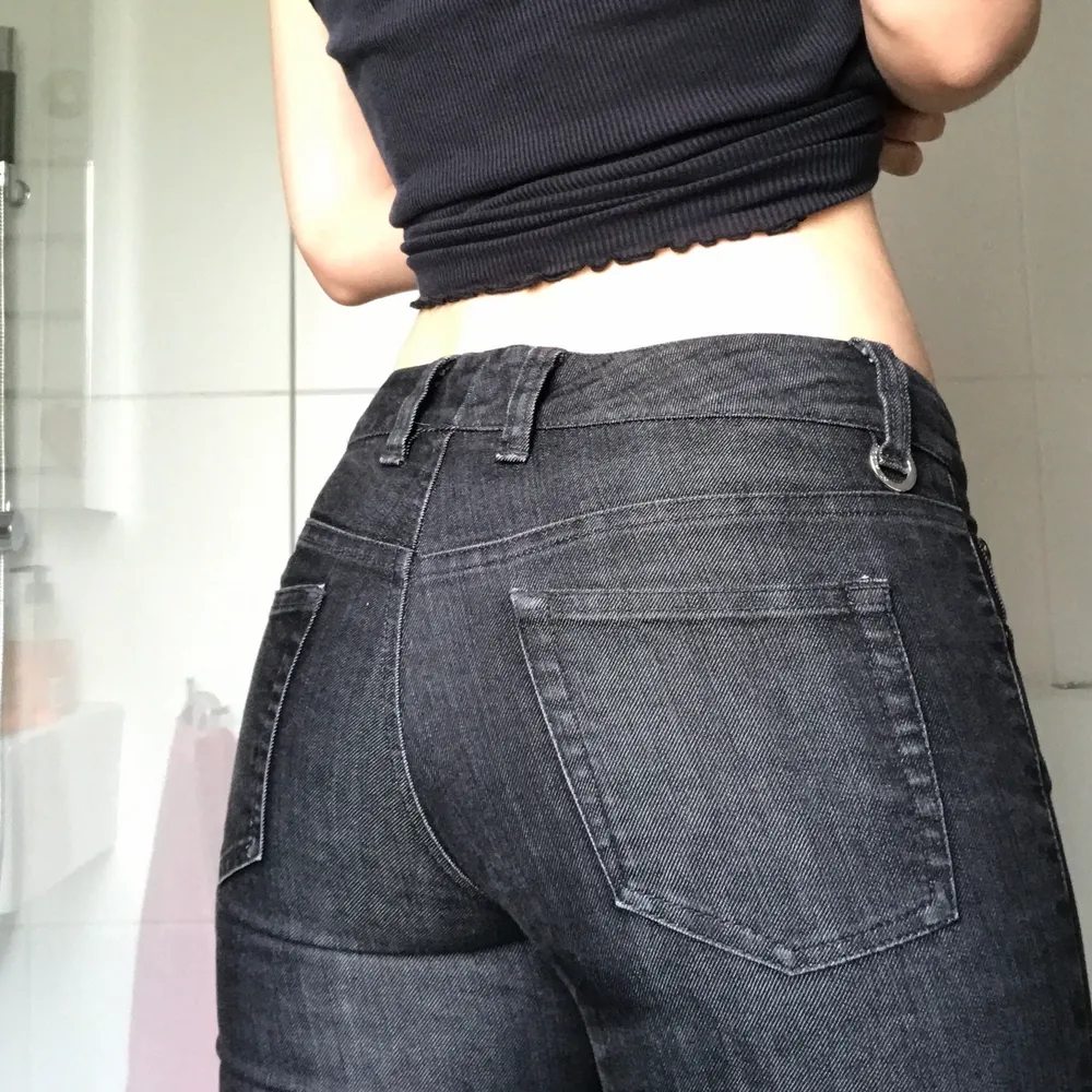 Dessa gråa low-waist straight-leg jeans är tyvärr alldeles för små för mig runt mina höfter och rumpa. Innerbenslängd: 80 cm. Midjemått: 76. Jeans & Byxor.
