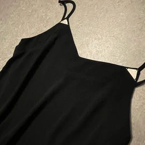 Top med metall detail - Den har S för storlek men M passar. 