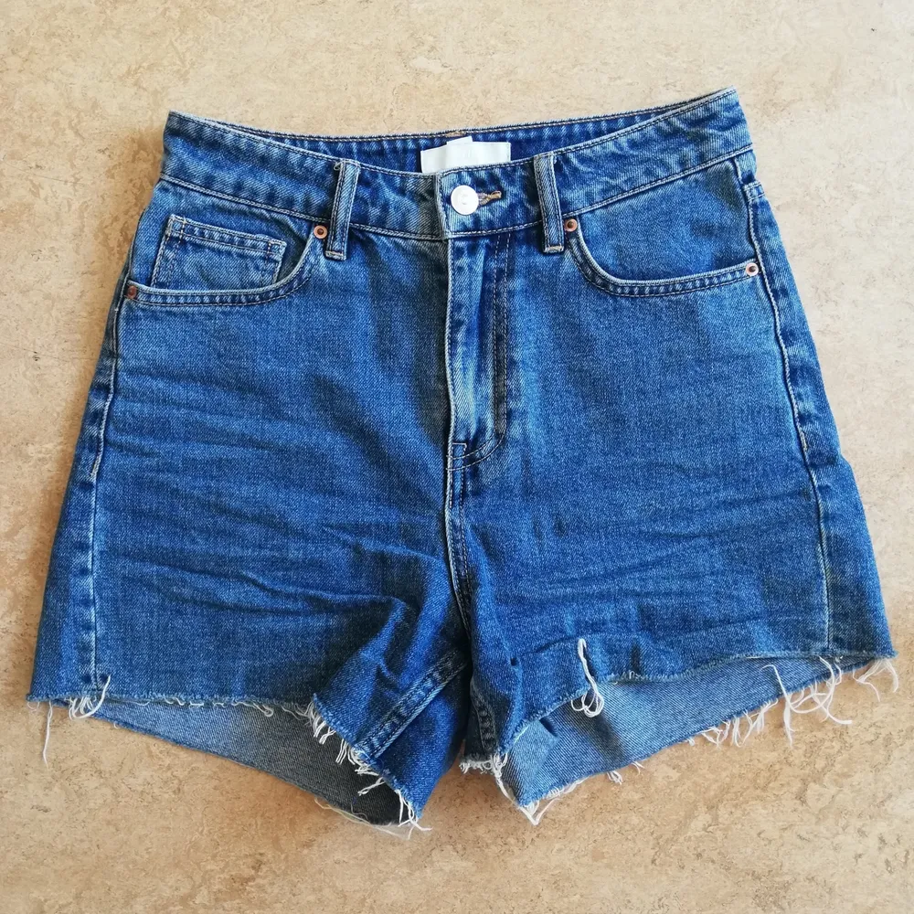 högmidjade jeansshorts från h&m det är bara att skriva för fler bilder, mått eller svar på frågor💕. Shorts.