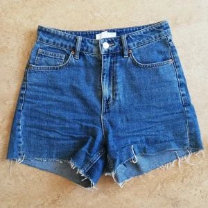 högmidjade jeansshorts  - högmidjade jeansshorts från h&m det är bara att skriva för fler bilder, mått eller svar på frågor💕