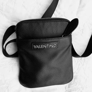 Valentino axelremsväska - Valentino axelremsväska  Skick: Ny, Pris: DMA.  Kolla gärna in mina andra inlägg, Vid intresse av fler varor så fixar jag ett bra paketpris!