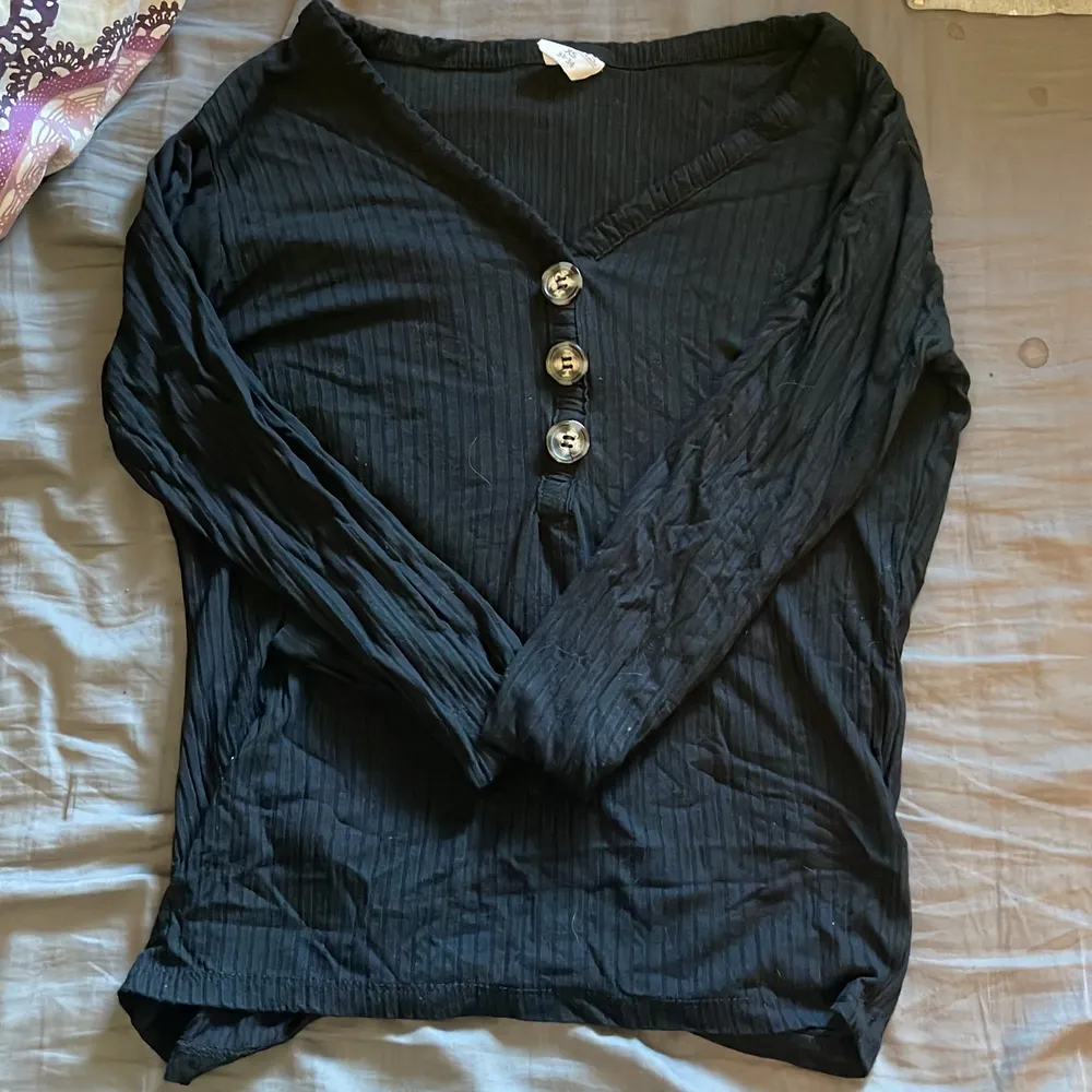 En svart långärmad tröja men en sprucken knapp. Använts många gånger. Original pris; 150kr säljs för; 70kr. Tröjor & Koftor.