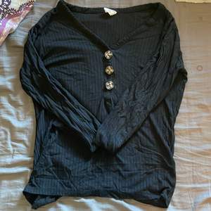 En svart långärmad tröja men en sprucken knapp. Använts många gånger. Original pris; 150kr säljs för; 70kr