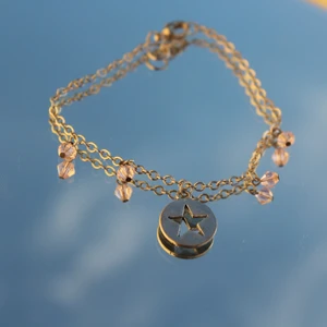 Armband  - Handgjort armband med lila strass stenar på och en stjärnformad berlock Armbandet är gjort för att stödja dem med psykisk ohälsa🌼 40kr/st och 20% går till ”Frisk&Fri”