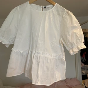 Blus  - Vit blus från hm med puffärm. 
