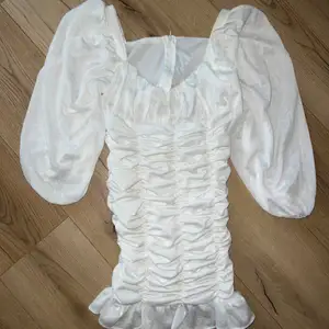 En jättefin vit klänning som tyvärr aldrig kommit till användning för den varit för liten.
