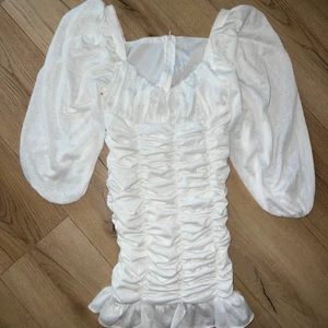 Klänning - En jättefin vit klänning som tyvärr aldrig kommit till användning för den varit för liten.
