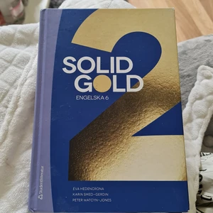 Solid gold 2 bok - Engelska bok för engelska 6 kursen. Inloggnings uppgifter för studentlitteraturs hemsida kommer med. På hemsidan kan du lyssna på boken och göra övningsuppgifter. 