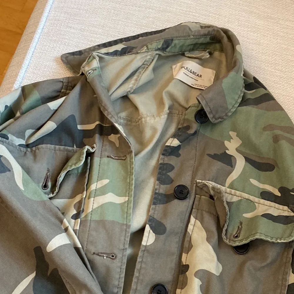 Använd 1 gång Kamouflage jacka från pull&bear i gott skick storlek xs Kort modell   Nypris 300  Säljer den för 200 . Jackor.