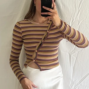 Randig tröja - Supersöt långärmad topp med sne knäppning, endast använd vid ett tillfälle och alltså som ny! Stl S, köparen står för frakten :)