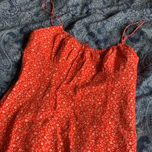 SommarKlänning från zara i storlek M - Lång sommarklänning i stark röd med vita blommor i storlek M 
