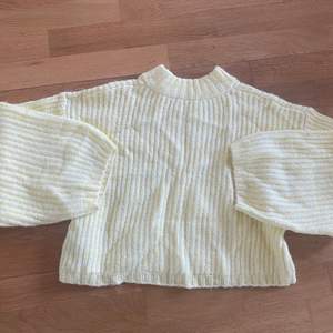 En Oversizad stickad tröja från Gina tricot köpte denna för 399 kr och säljer nu för 250 kr endast används 1 gång💛