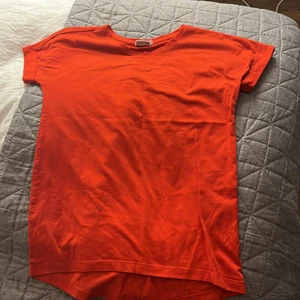 Röd t-shirt - Röd t-shirt från zalando. Aldrig använd storlek xs.