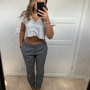 Grå kostymbyxor - Aldrig använda. Var från början storlek 40, men har sytt in dem i midjan och passar för någon som vanligtvis har strl.36!