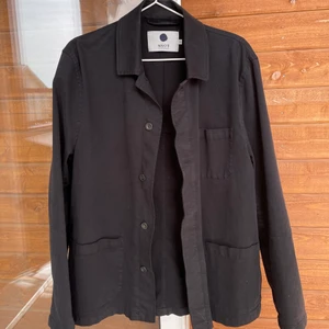 Snygg overshirt - Overshirt från NN07 i storlek 52 (medium) Perfekt skick och sällan använd. Nypris: 2000kr 