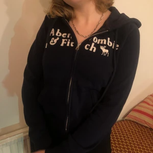 Zip hoodie - En abercrombie&fitch hoodie med dragkedja! Inte alls mycket använd och säljs därför. Fraktar eller möts upp i Gbg!