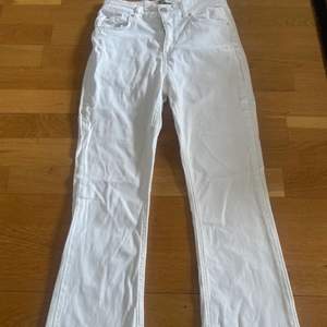 Ett par vita jeans från ginatricot som är helt oanvända då jag råka köpa fel stl. Köpte dessa för 599 kr och säljer nu för 250 kr💖