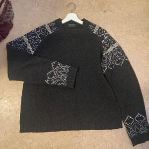 Oversize sweatshirt - Stickad grå oversize sweatshirt från märket conwell, jättefin och sitter bra som oversize med fina fönster på!