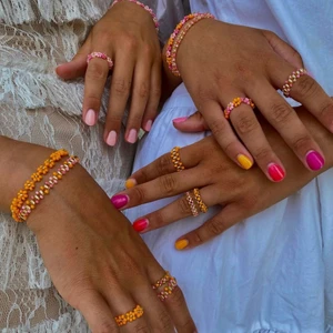 Pärlsmycken - Jag säljer armband, halsband, ringar och fotlänkar! Gå in och checka min Instagram @maell.jewelry för att se vad jag säljer och beställ i vår DM eller här på Plick! På Instagramen hittar du även priserna! Kontakta mig vid frågor😊😊