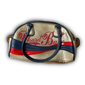 y2k väska - sååå snygg y2k väska med tryck och massa detaljer😍😢 näst intill nyskick! ca 35cm bred och 21cm hög (räknar inte med djupet)