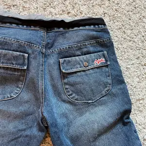 assnygga lågmidjade jeans från marc jacobs med jättesnygga fickor och snygg detalj i midjan. det är bara och skriva om ni har några frågor💓 skriv om ni vill köpa så ordnar jag tryck inte på köp nu knappen