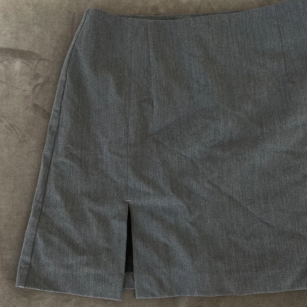 Helt ny grå kjol från Djerf Avenue. Storlek S, se hemsidan för exakta mått. 750 med frakt🤍. Kjolar.