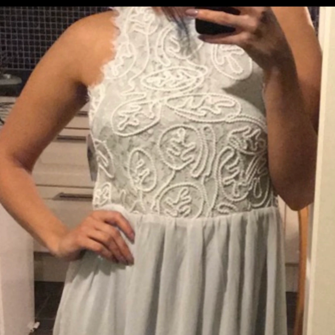 Ljusgrå långklänning i chiffongtyg - 90