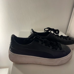 Puma skor  - Ett par svarta puma skor 