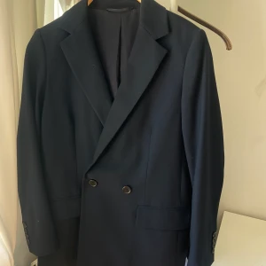 Marinblå kavaj - Marinblå kavaj, oversized, från Morris Lady som inte finns längre. Sjukt snygg passform, passar stl 34-36. Färgen är som på bild nr 2. Använda några gånger för jobb.