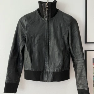 Tezzoro skinnjacka - Tezzoro skinnjacka i mjukt italienskt läder. Har två små hål på vänster arm, se sista bilden. Storlek 36, men rätt liten i passformen.