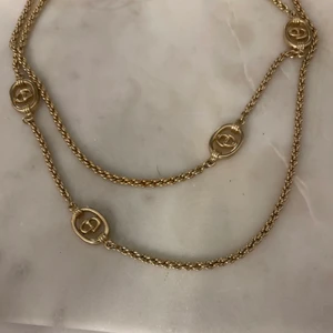 Dior halsband  - Hej❤️ säljer detta super snygga halsband som är äkta och är ifrån dior. Säljer pågrund av att jag är mer en silver tjej❤️ det passar så bra till sommaren också. Säljer billigt då jag inte har äktighetsbevis och behöver pengar ❤️❤️ Mvh Anna