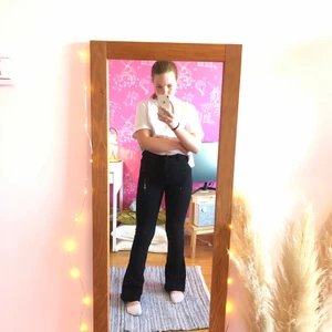 Svarta Jenas Gina Tricot - Svarta but cat jeans från Gina tricot. Säljer då de inte kommer till användning längre. Skriv privat vid fler frågor eller ifall ni vill ha fler bilder💗