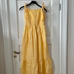 💛Gul långklänning från HM i storlek S💛 - Gul långklänning från H&M i storlek S. Stor i storlek och passar M/L oxkså. Justerbara band som knyts själv. Ända ner till marken på mig som är 160cm. 
