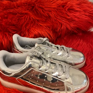 Led Skor - Jättekul skor med Små lampor med olika färger passar jättebra för sommar festnätter, ladas med samsung mobil laddare.