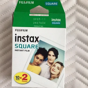 Fuijifilm- Instax Square 10x2 - Råkat köpa fel storlek( Square istället för mini). På ena svarta”fotoboxen” är det endast plasten som rivets av ifrån som ni ser på bilden så de är helt oanvända! Det är totalt 20 st bilder i paketet (10x2). Köpta för 199kr.