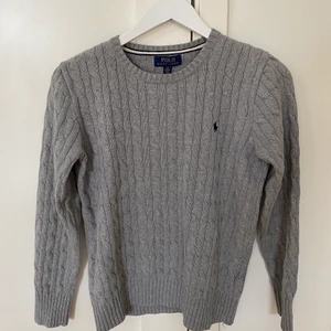 Grå stickad Ralph Lauren tröja - Säljer en grå stickad tröja från Ralph Lauren i storlek 14-16 år.  pris: 155kr + frakt (pris kan diskuteras)