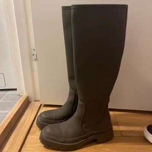 Zara boots - Stövlar från zara, storlek 38. Använda 2 gånger så i bra skick! Säljes pågrund av att jag inte använder dom. Köparen står för frakten!
